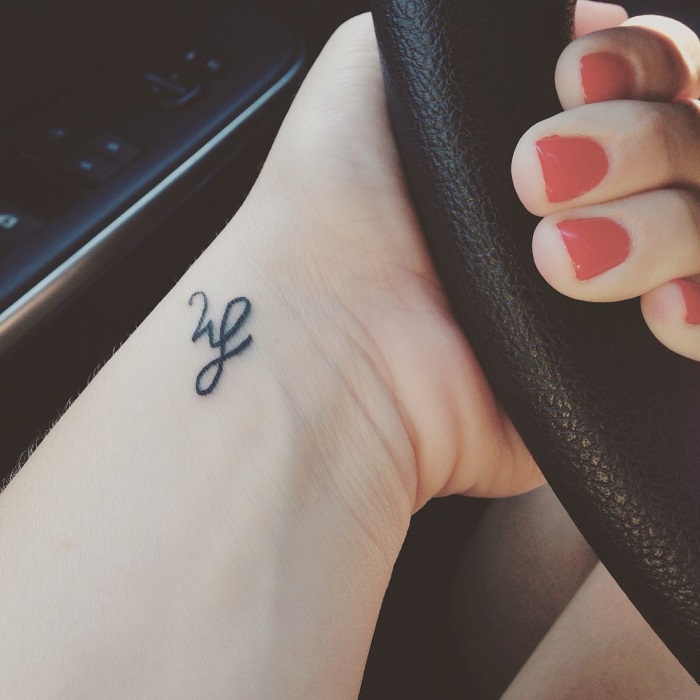 Tatuaje pequeño dos iniciales unidas