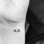 Tatuaje pequeño dos iniciales XY