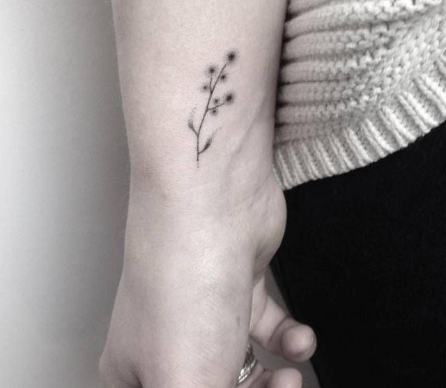 Precio de un tatuaje pequeño flor en blanco y negro