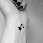 Precio de un tatuaje pequeño estrellas blanco y negro