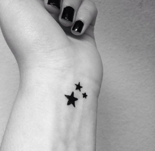 Precio de un tatuaje pequeño estrellas blanco y negro