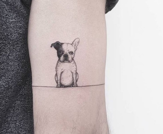Tatuaje pequeño perro realista