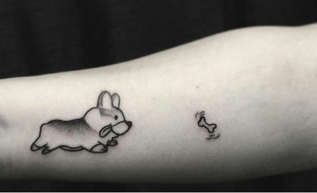 Tatuaje pequeño perro gracioso