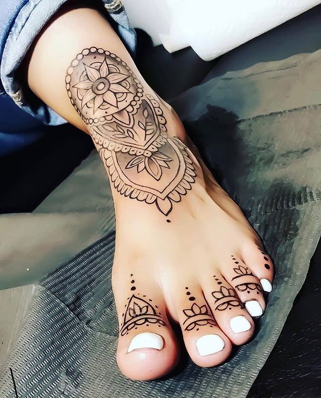 Tatuaje de mandala en dedos de los pies y uñas blancas