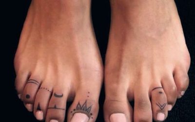 Pedicuras que combinan con tatuajes en los pies
