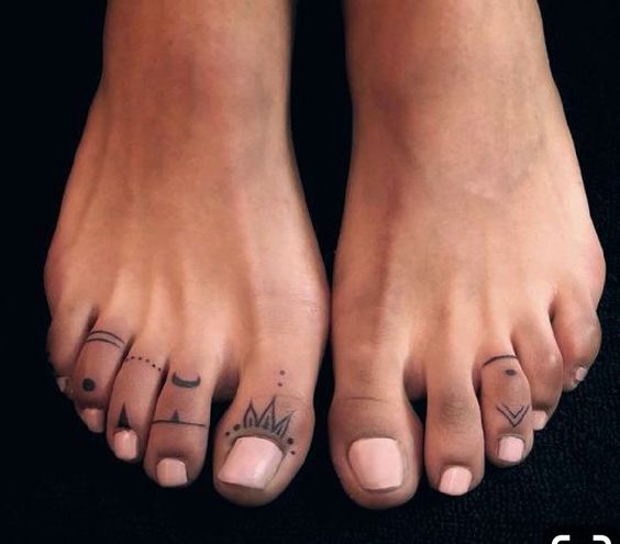 Tatuaje en los dedos de los pies con pedicura rosa