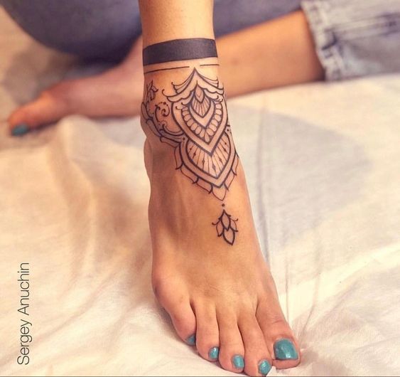 Tatuaje de mandala en el empeine con pedicura turquesa