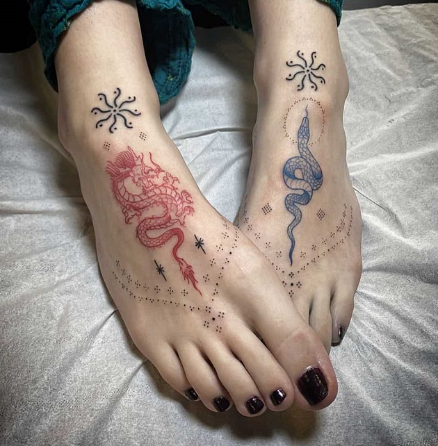 Tatuaje de serpiente en empeine con uñas oscuras