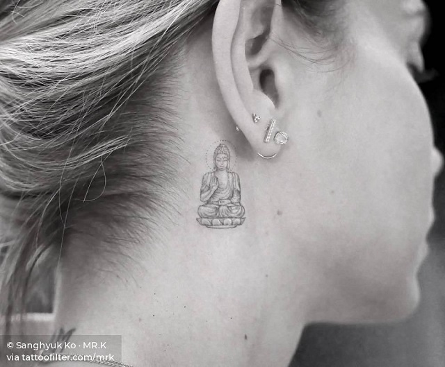 Tatuaje pequeño buddha detrás oreja