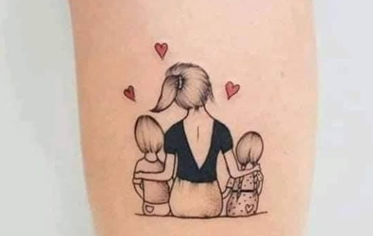 Tatuaje madre y dos hijos