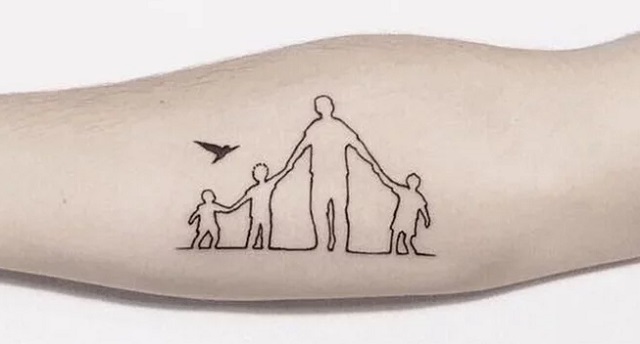 Tatuaje padre y tres hijos