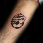 Tatuaje mitad corazón mitad balón de fútbol