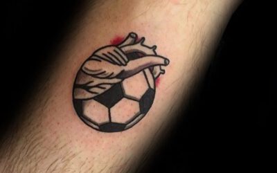 10 Tatuajes pequeños de fútbol para proclamar tu amor por el Deporte Rey