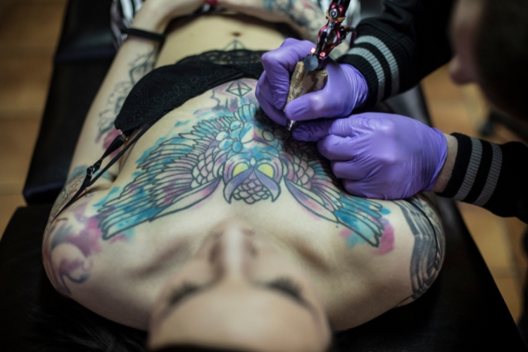 Tatuaje en pecho operado: Guía Básica