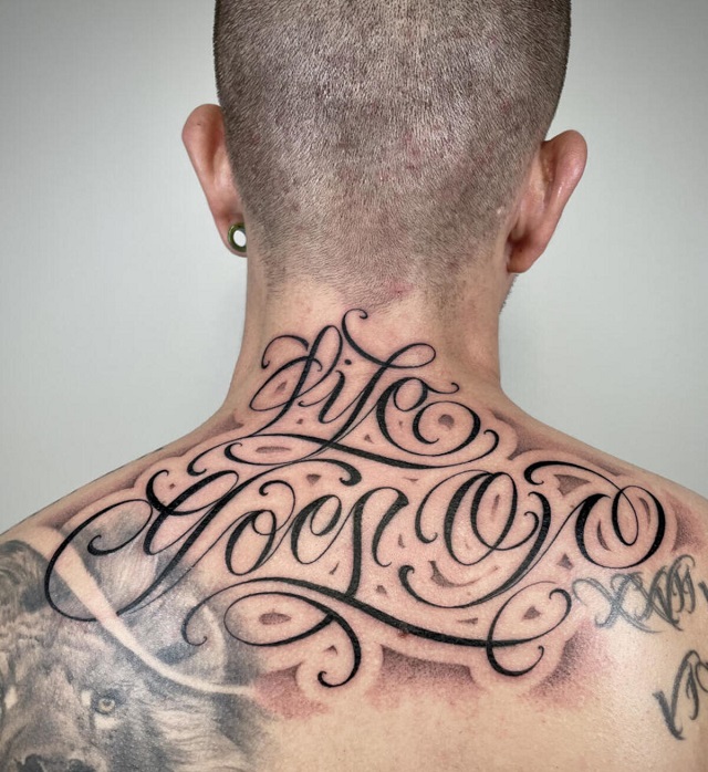 Tatuaje lettering chicano espalda Life goes on