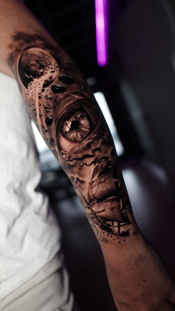 Tatuaje ojo surrealista rn el brazo
